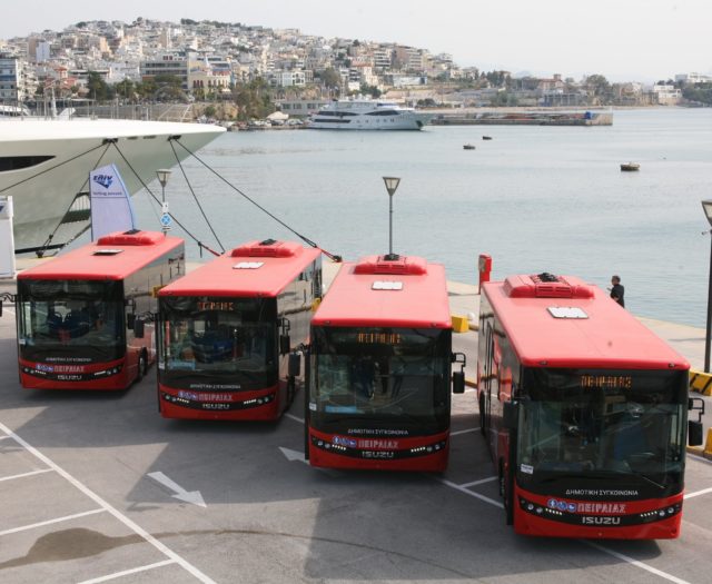 Δήμος Πειραιά : Παρουσιάστηκαν στη Μ. Ζέας 5 νέα κόκκινα λεωφορεία για τη δημοτική συγκοινωνία - Media