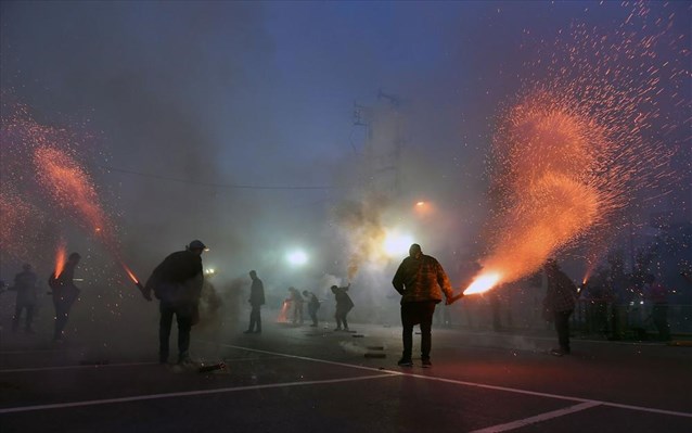 ΕΛ.ΑΣ.: Αιματηρός ο απολογισμός με τα βεγγαλικά-χιλιάδες οι κατασχέσεις - Media