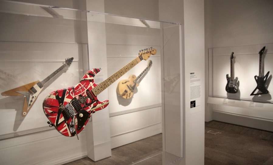Σε ρυθμούς ροκ το Met της Νέας Υόρκης - Παρουσιάζει μουσικά όργανα που άφησαν εποχή (Photos) - Media