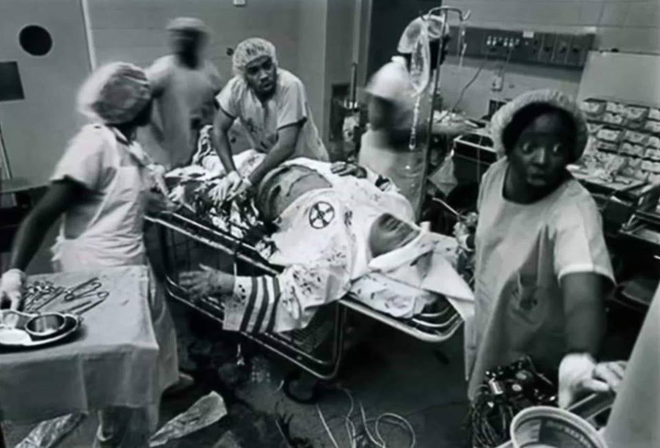 Η φωτογραφία που συγκλονίζει: Μαύρος γιατρός κάνει τα πάντα για να σώσει τη ζωή τραυματισμένου ρατσιστή (Photo) - Media