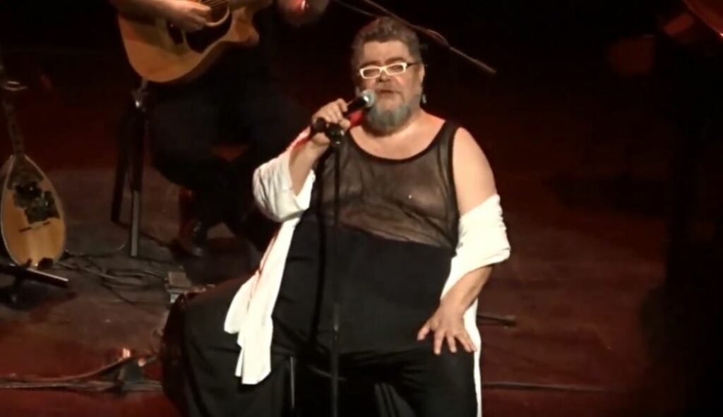 Αντιδράσεις κατά Κραουνάκη: Με τσιγάρο σε συναυλία του Κυπριακού Συνδέσμου Καρκινοπαθών (Videos) - Media