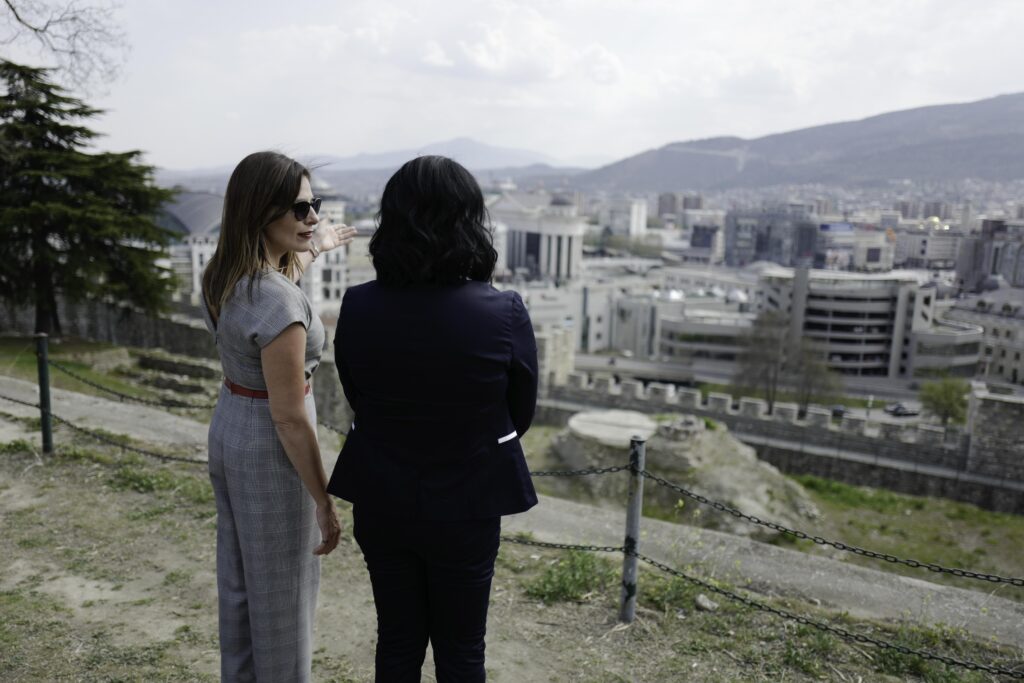 Η Μπέττυ Μπαζιάνα στο κάστρο των Σκοπίων - Τα δώρα που αντάλλαξε με τη σύζυγο του Ζάεφ (Photos) - Media