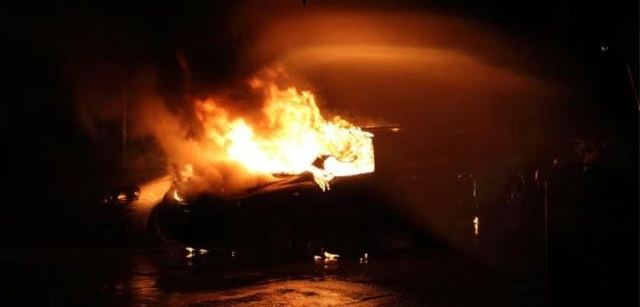 Τρόμος στη Λαμία: Επίθεση σε αυτοκίνητο με φιλάθλους - Τους έσπασαν στον ξύλο και έκαψαν το όχημα (Photos) - Media