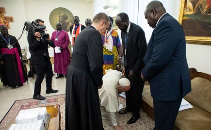 Ο Πάπας  φιλάει τα πόδια των αντίπαλων αρχηγών του Ν. Σουδάν - Τους παρακαλεί να αποφύγουν τον εμφύλιο (Video) - Media