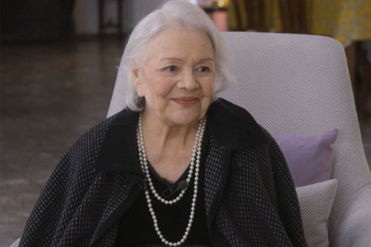Δάκρυσαν όλοι με τη Μαίρη Λίντα στο Γηροκομείο Αθηνών (Video) - Media