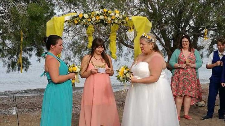 Δυο γυναίκες παντρεύτηκαν μεταξύ τους σε παραλία στην Κρήτη (Photos) - Media