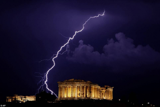 Έκλεισε η Ακρόπολη μετά τον τραυματισμό αρχαιοφυλάκων και τουριστών από κεραυνό - Media