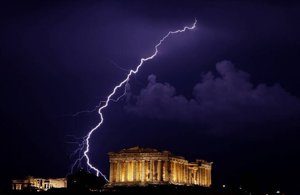 Κεραυνός στην Ακρόπολη τραυμάτισε δύο αρχαιοφύλακες και δύο τουρίστριες - Media