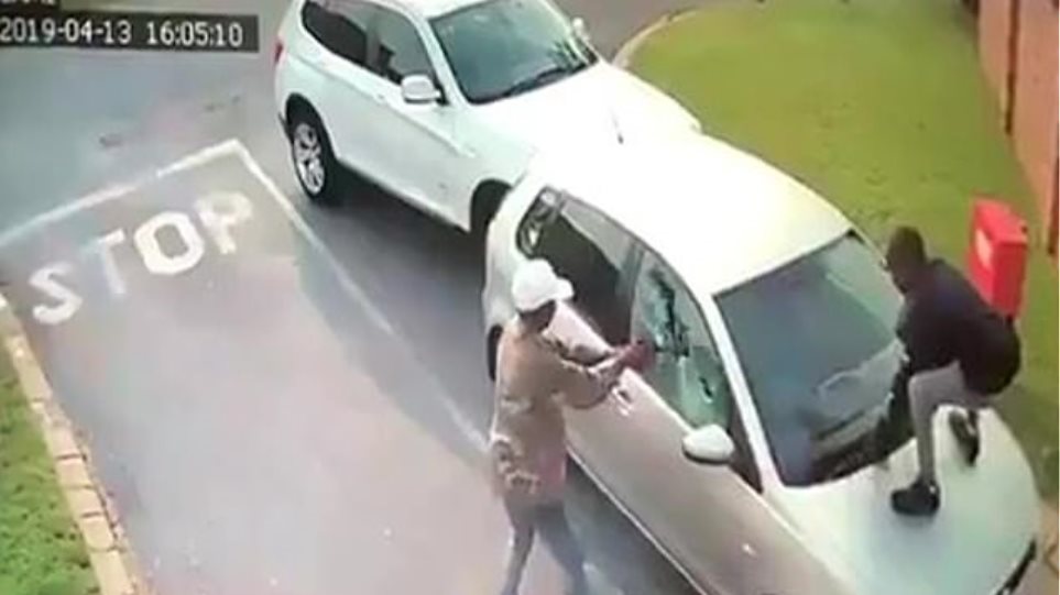 Eπιτέθηκαν σε τουρίστρια για να της κλέψουν το αυτοκίνητο – Την πυροβόλησαν και την έσυραν από τα μαλλιά (Video)   - Media