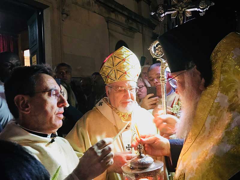 Κέρκυρα: Χιλιάδες βεγγαλικά έκαναν τη νύχτα μέρα - Γιόρτασαν μαζί Ορθόδοξοι και Καθολικοί (Photo) - Media