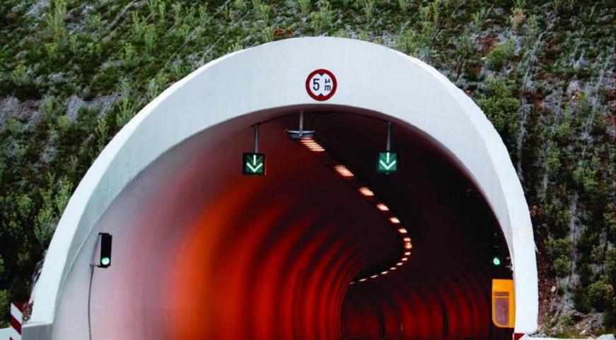 Νεκρός οδηγός από σοβαρό τροχαίο με νταλίκες σε τούνελ της Εγνατίας - Κλειστός ο δρόμος - Media