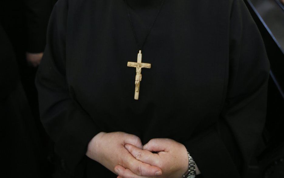 Η παπαδιά βγήκε «μις σεξουαλικότητα», ο παπάς... τιμωρήθηκε (Photos) - Media