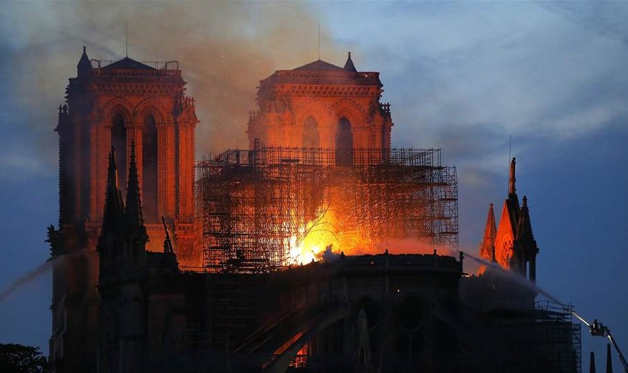 «Σε βραχυκύκλωμα οφείλεται η φωτιά στη Notre Dame» - Media