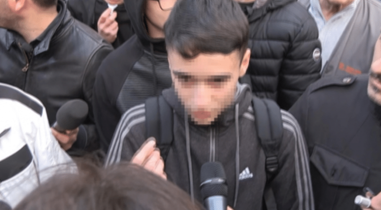 Γνωρίστε τον 15χρονο Σιμόνε: Όρθωσε το ανάστημά του ενάντια σε ακροδεξιούς, υπέρ των Ρομά (Video)  - Media