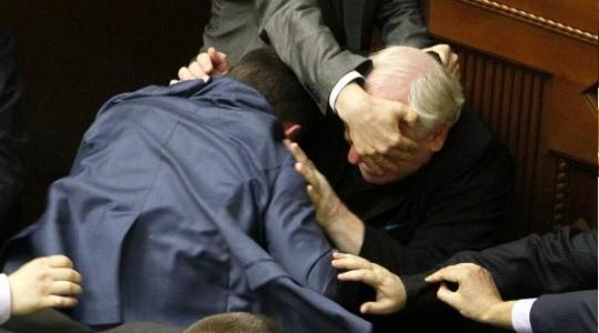Ακόμα πλακώνονται σε βραζιλιάνικο κοινοβούλιο (Video) - Media