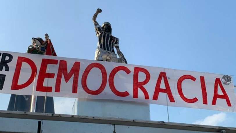 Άγαλμα του Σόκρατες στο γήπεδο για τη Δημοκρατία (Photo) - Media