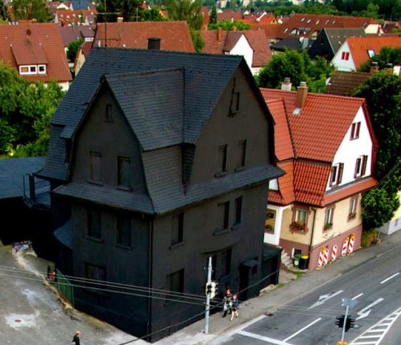 Γερμανία: Έβαψαν σπίτι κατάμαυρο  - Media