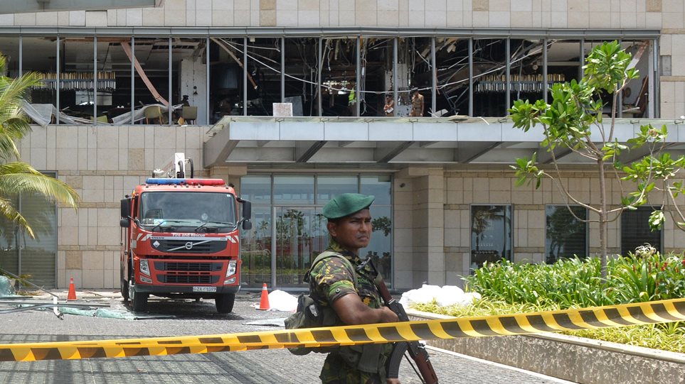 Σρι Λάνκα: Τα βήματα του τρομοκράτη φορτωμένου με τη βόμβα μέσα στο ξενοδοχείο και η στιγμή της έκρηξης (Video) - Media