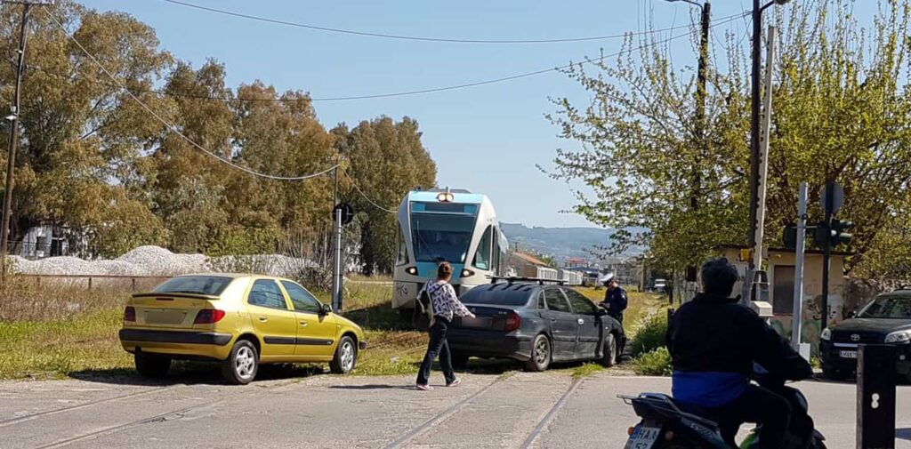Το παρκάρισμα του αιώνα στον Πύργο - Σταμάτησαν το τρένο (Photos) - Media