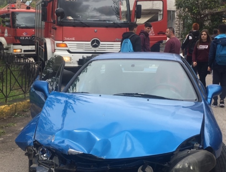 Σοκ στο Αγρίνιο: Αυτοκίνητο παρέσυρε και τραυμάτισε δύο μαθήτριες (Photos) - Media