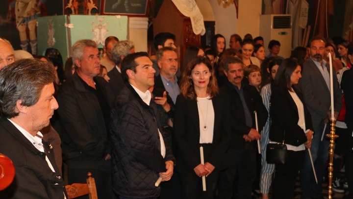 To «φιλί της αγάπης» του Αλέξη Τσίπρα στη Μπέτυ Μπαζιάνα (Photo/Video)  - Media