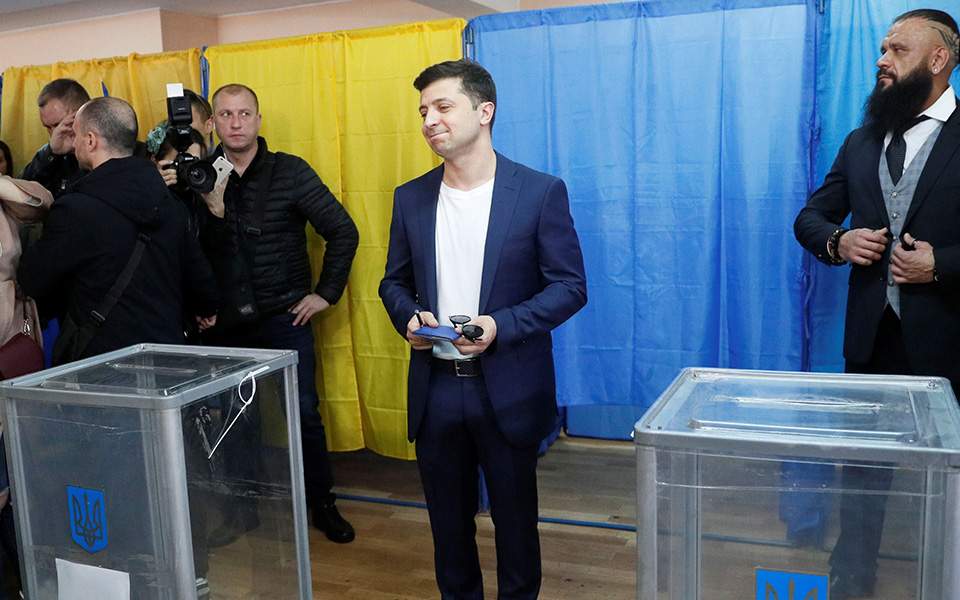 Ο κωμικός Βολοντίμιρ Ζελένσκι εξελέγη πανηγυρικά νέος πρόεδρος της Ουκρανίας - Media