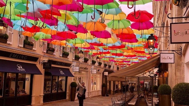 Παρίσι: Ουρανός από ομπρέλες στο Le Village Royal  - Media