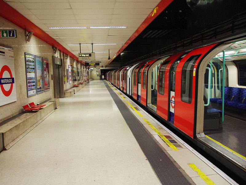 Εκκένωση λόγω πυρκαγιάς σε σταθμούς μετρό του Λονδίνου - Media