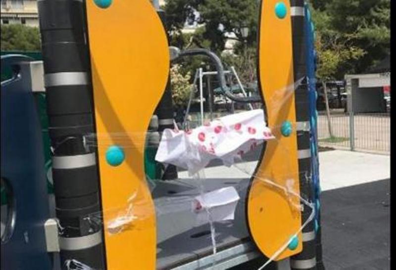 «Τρομερή» πατέντα σε παιδική χαρά της Πάτρας: Επιδιόρθωση με... σελοτέιπ για να μην χτυπήσουν τα παιδιά (Photos) - Media