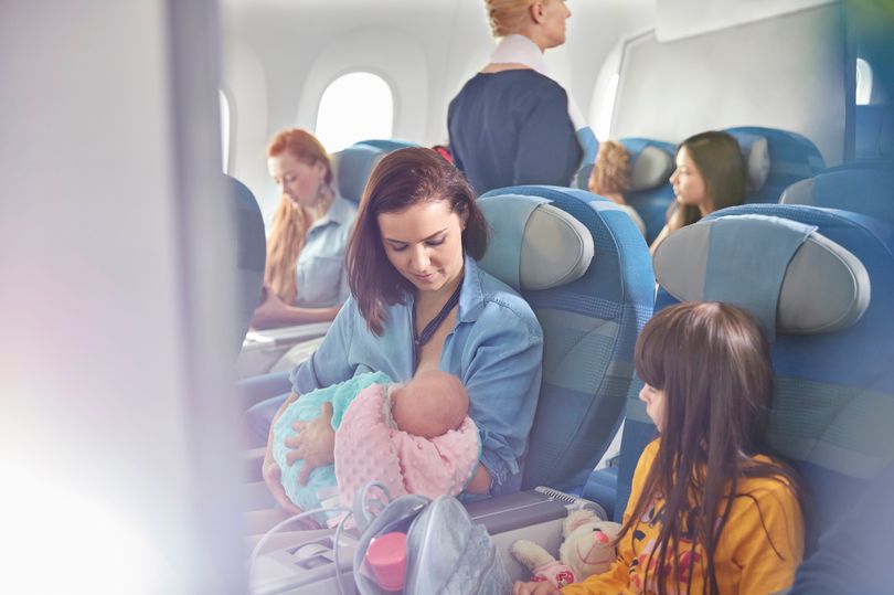 Το έξυπνο τρικ αεροσυνοδού για να σταματήσει να κλαίει μωρό σε δευτερόλεπτα άφησε άναυδους τους γονείς (Photo) - Media