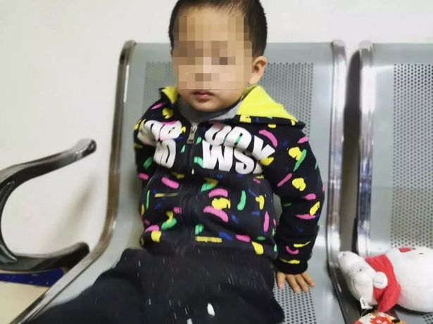Μητέρα εγκατέλειψε το 6 χρονών αυτιστικό παιδί της σε εστιατόριο – Το συγκλονιστικό σημείωμα στην τσέπη του παιδιού (Photos) - Media