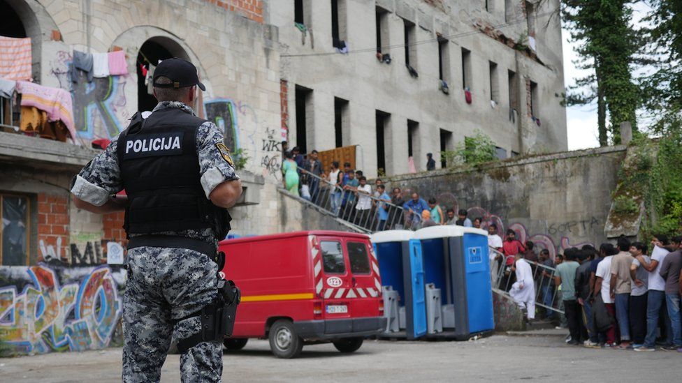 Εγκλωβισμένοι πρόσφυγες κοιμούνται και πεθαίνουν στους δρόμους της Βοσνίας - Media