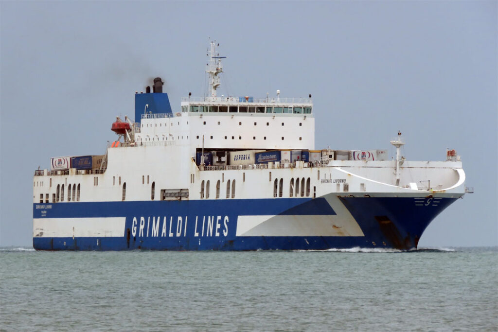 Πρόσκρουση πλοίου στο λιμάνι της Πάτρας - Media