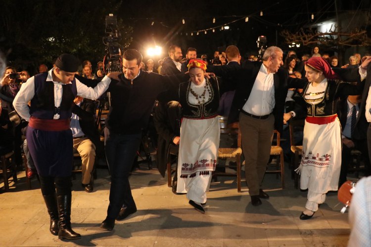 Έσυρε το χορό ο Τσίπρας στο Χουδέτσι – Μαζί με Πολάκη και Σπίρτζη (Photos, Video) - Media
