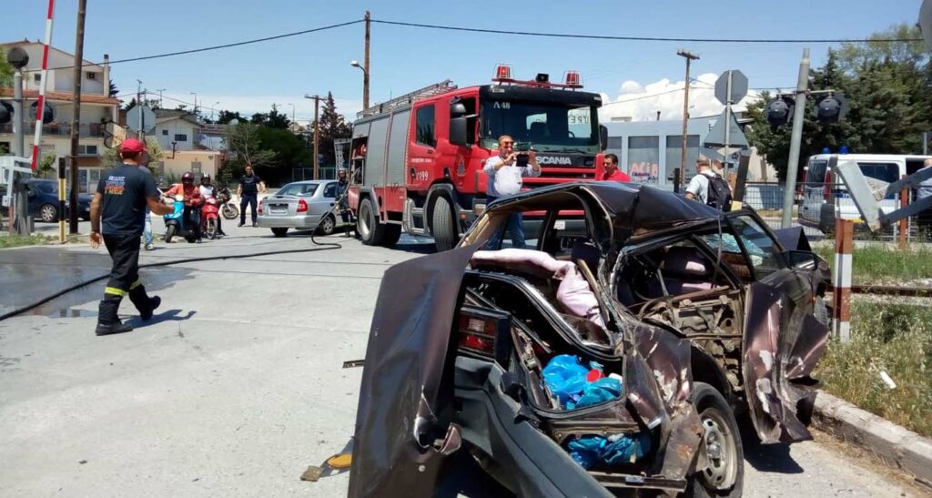 Τρένο παρέσυρε αυτοκίνητο στη Λάρισα - Τραυματίστηκε ο οδηγός (Photo) - Media