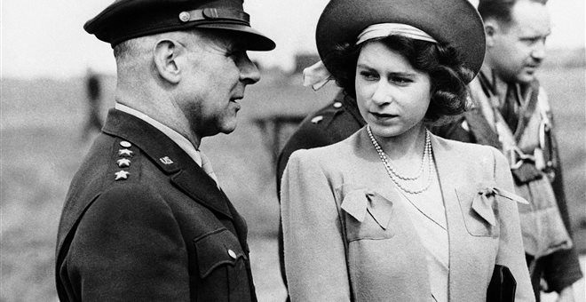 Όταν η Βασίλισσα Ελισάβετ τα έβαλε με τον Χίτλερ (Photos) - Media