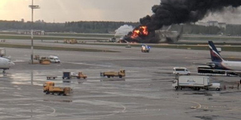 Τρόμος στο αεροδρόμιο της Μόσχας - Αεροπλάνο τυλίχθηκε στις φλόγες – Ενας νεκρός (Video) - Media