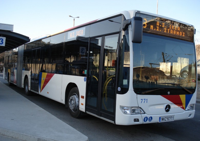 Σύγκρουση ΙΧ αυτοκινήτου με αστικό λεωφορείο του ΟΑΣΘ στη Θεσσαλονίκη - Media