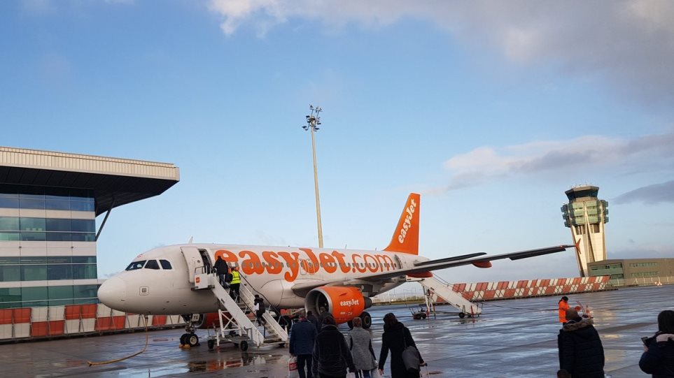 Φοιτητής απείλησε ότι θα ανατινάξει αεροπλάνο - Για να μην τον επισκεφθούν οι... γονείς του - Media