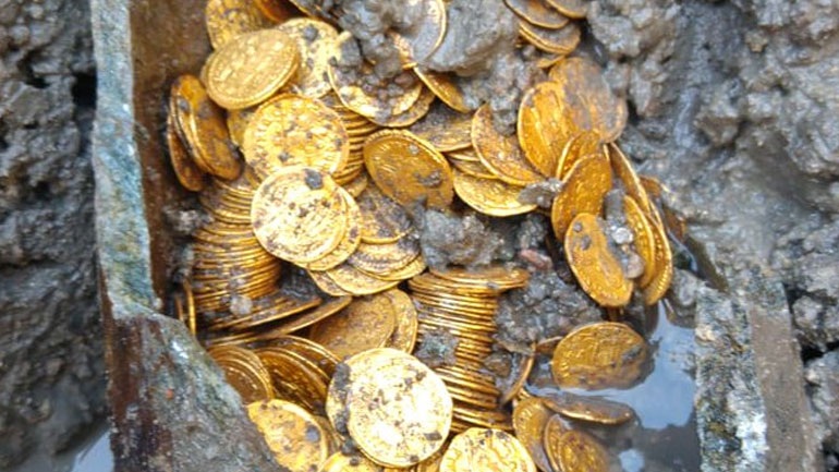Παράνομες έρευνες για νομίσματα και κοσμήματα έκανε ζευγάρι σε αρχαιολογικό χώρο στα Μάλια - Media