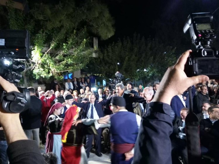 Πολιτικοί αρχηγοί: Χαλαρά με ουζάκι, χταποδάκι και… κοκτέιλ (Photos) - Media