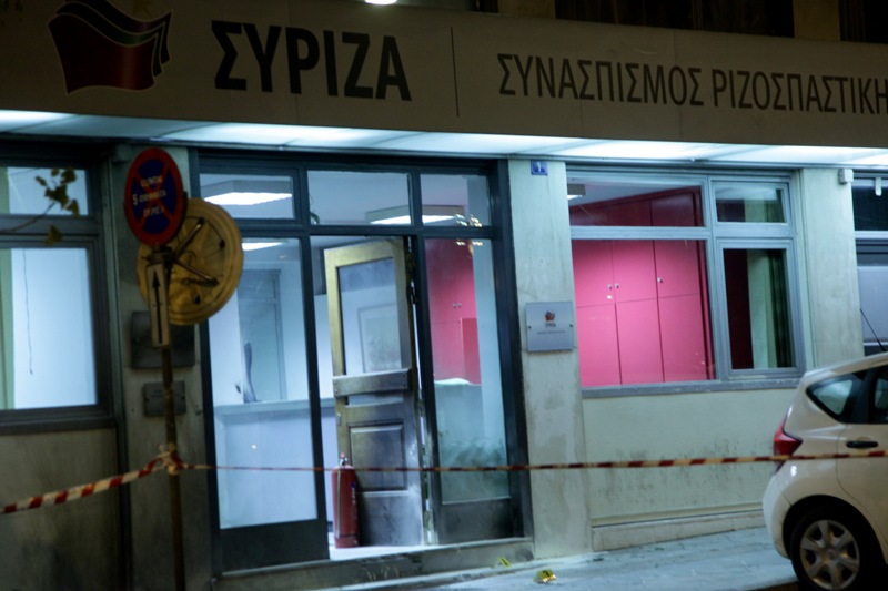 Βίντεο από την επίθεση με μολότοφ στα γραφεία του ΣΥΡΙΖΑ - Media