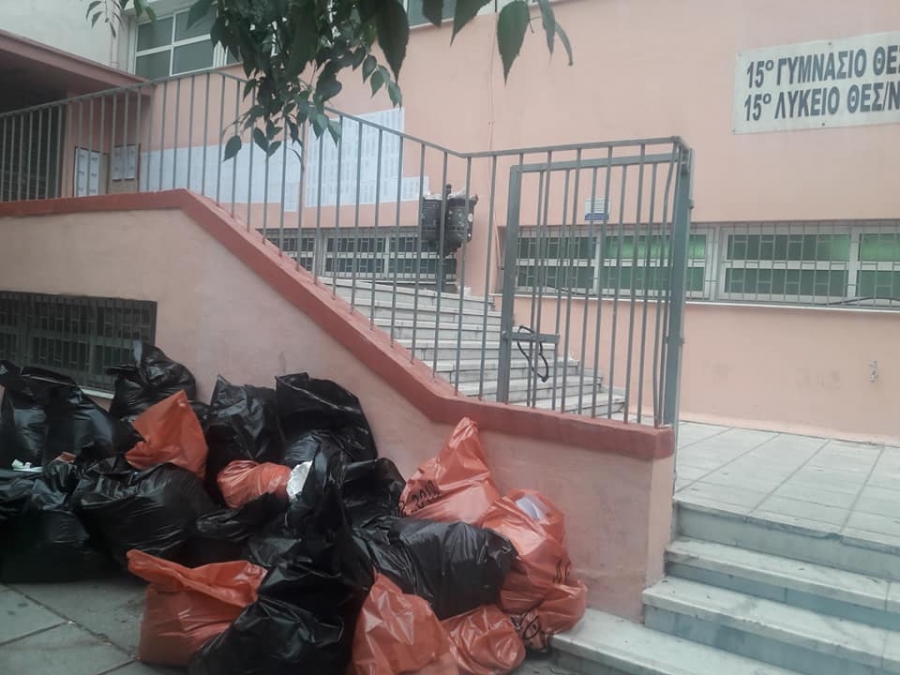 Δεκάδες σακούλες με ψηφοδέλτια έξω από σχολείο στη Θεσσαλονίκη (Photos) - Media