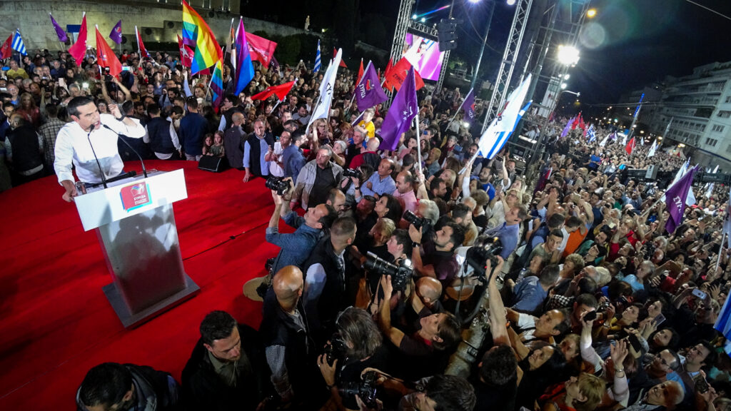 Με τα πόδια ο Τσίπρας από το Μαξίμου στο Σύνταγμα (Photo) - Media