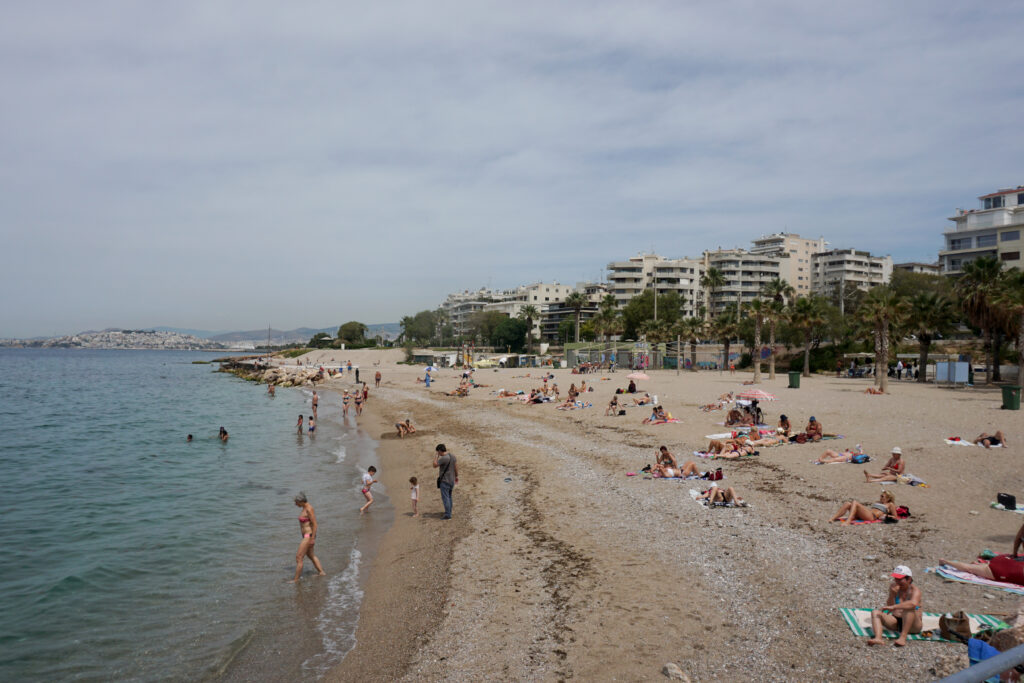 Για βουτιά μετά τις κάλπες - Γεμάτες οι παραλίες της Αττικής (Photos) - Media