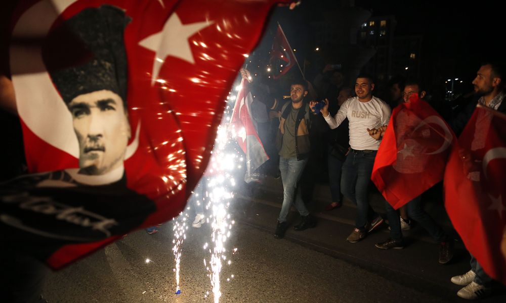 Κωνσταντινούπολη: Αντιδράσεις για την επανάληψη των εκλογών - Βγήκαν στους δρόμους με κατσαρόλες και τηγάνια - Media