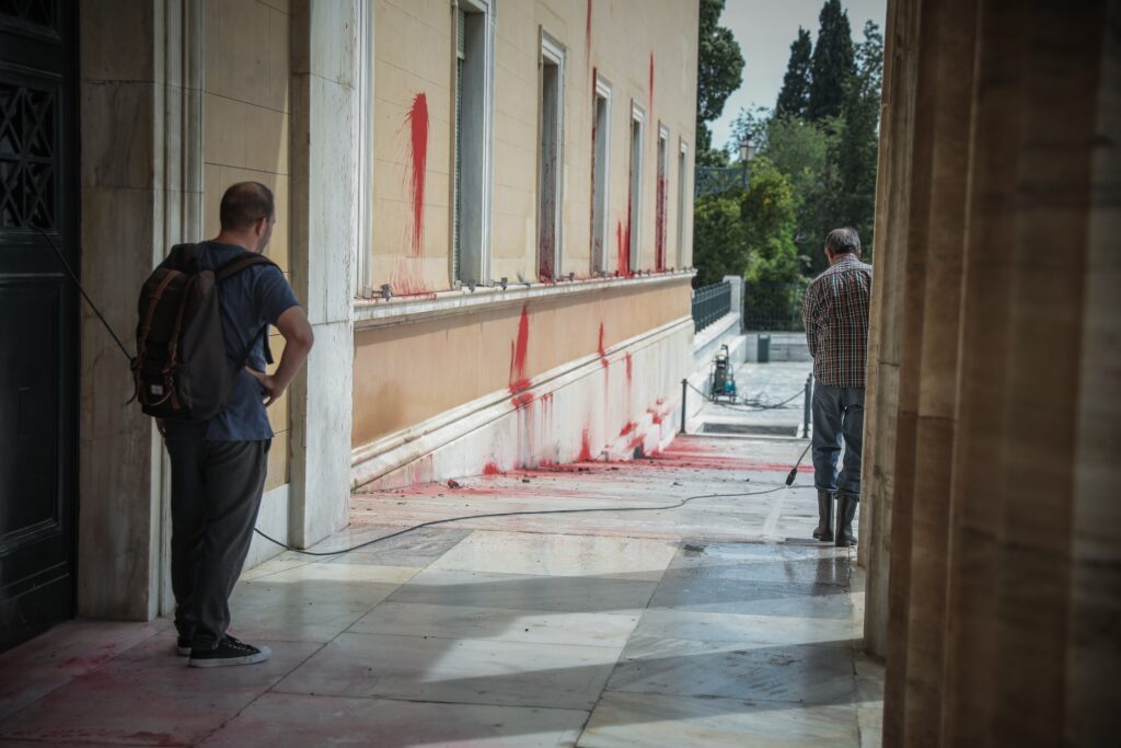 Απίστευτες εικόνες: Σέλφι με φόντο τις μπογιές στη Βουλή έβγαζαν βουλευτές της Χ.Α. (Photo) - Media