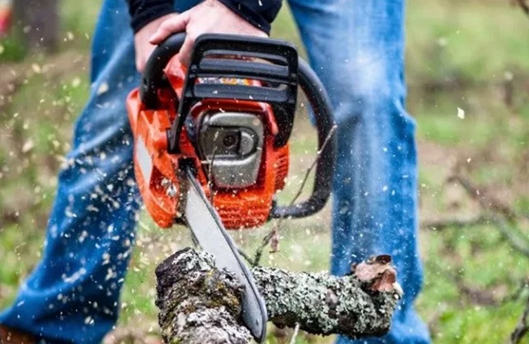 Έκοψε τα δάχτυλά του με αλυσοπρίονο και μεταφέρθηκε στο νοσοκομείο - Media