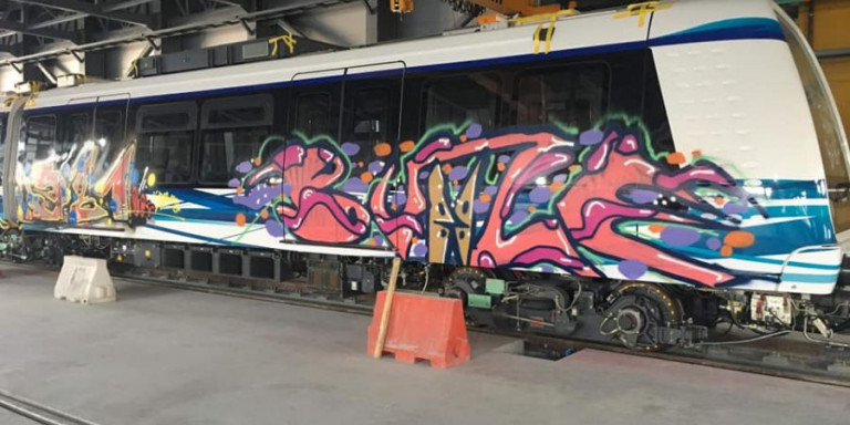 Με συνθήματα και γκράφιτι γέμισαν τα νέα βαγόνια του μετρό Θεσσαλονίκης (photos) - Media