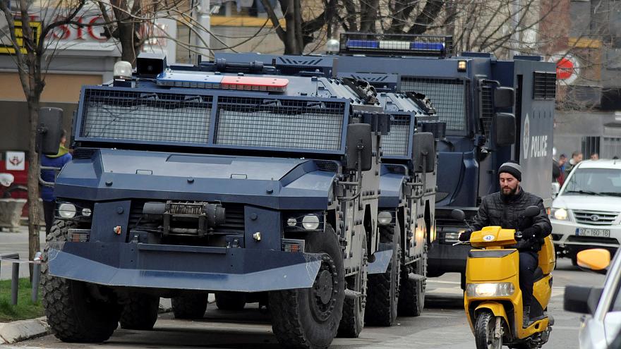 Ανεβαίνει το θερμόμετρο στο Κόσοβο - Επιχείρηση της αστυνομίας σε σερβική περιοχή και σύλληψη Ρώσου του ΟΗΕ - Media